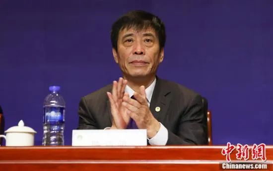 本轮西甲，赫罗纳客场4-2力克巴萨笑傲加泰德比登顶西甲，赫罗纳本赛季16场联赛13胜2平1负进38球丢20球积41分，是五大联赛第一支积分超过40的球队。